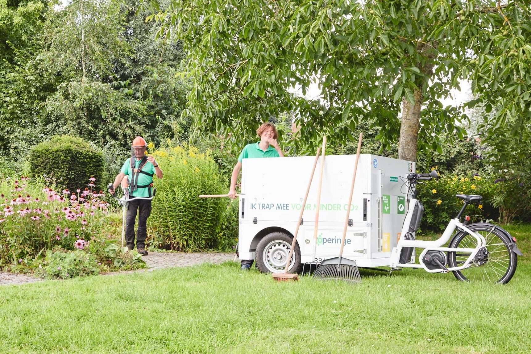 Gemeente medewerkers gebruiken elektrische bakfiets voor groendienst 